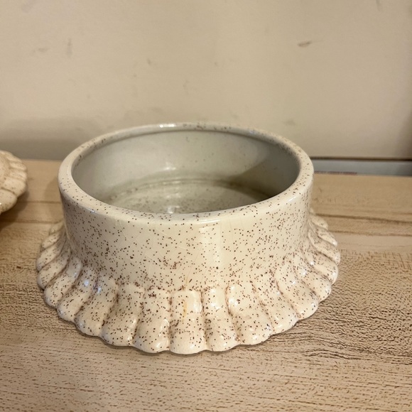 Beautiful scalloped decore dish with floral painted lid - Picture 7 of 8